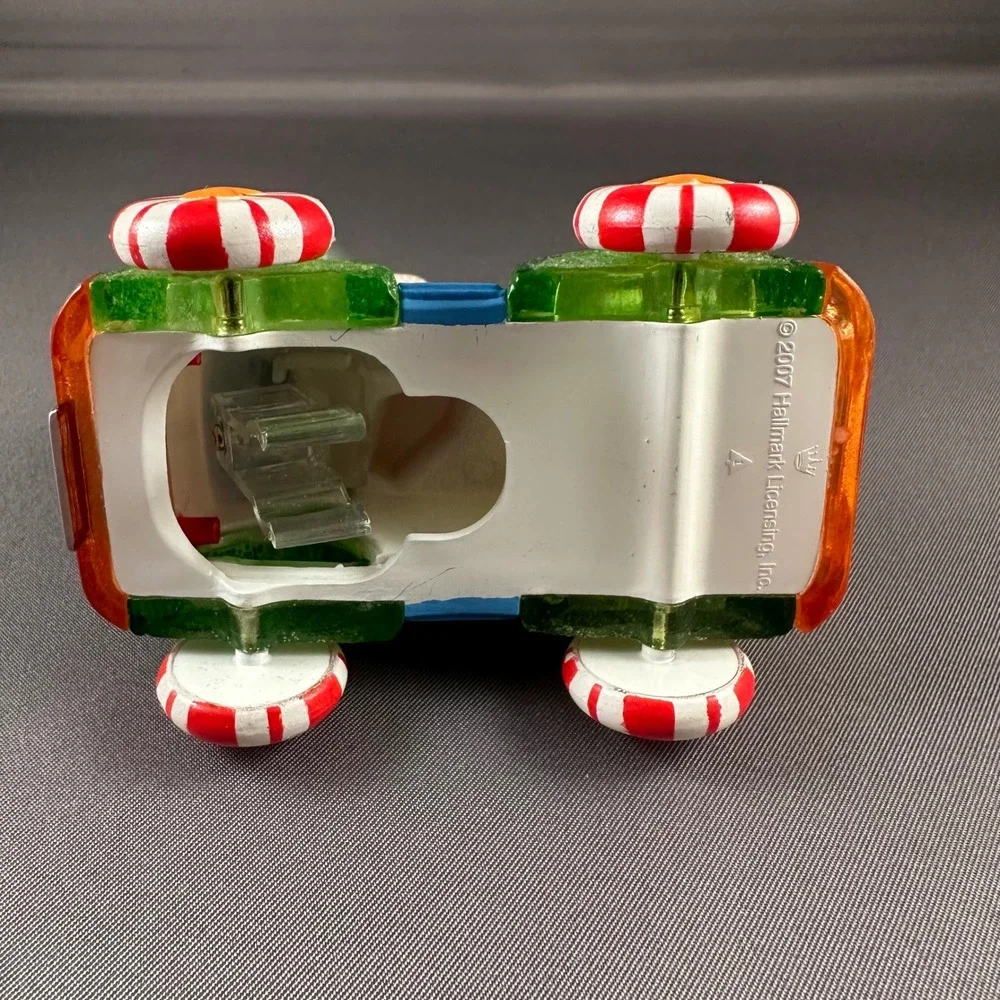 Hallmark Keepsake Santa's Sweet Ride 2007 Christmas Ornament‎ Candy Cane Car